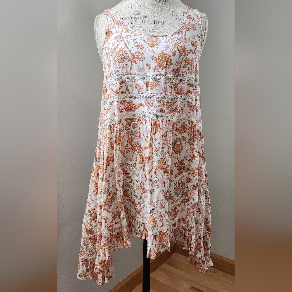 FREE PEOPLE assymetrical sleevless top with lace details in size SP